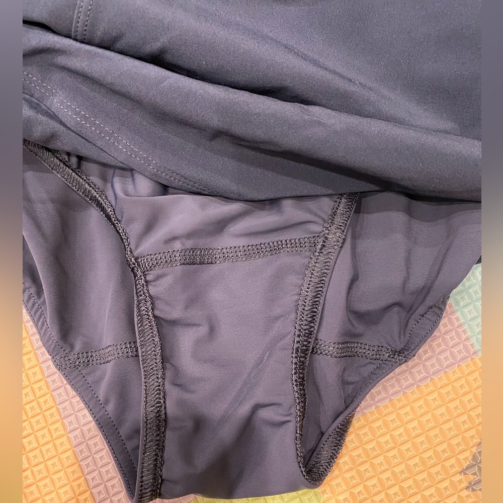NWT Outdoor Voices Hudson 4” shorts, Navy. Interior key and exterior zip pocket - Picture 5 of 7